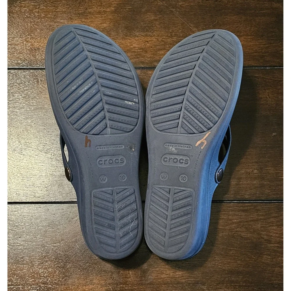 Crocs Sanrah Sandals Size 10 Thong Gold Medallion Ring Wedge Flip Flop Navy